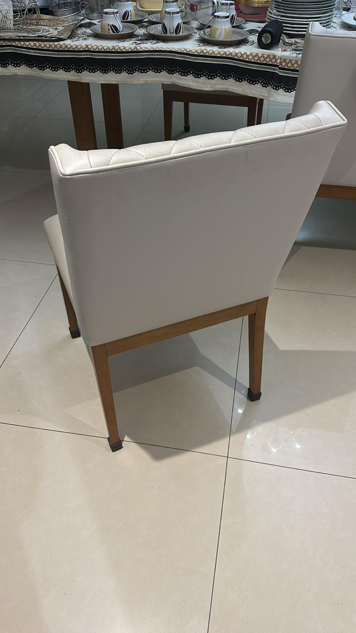 Mesa de jantar com vidro laqueado + 8 cadeiras revestidas de material lavável