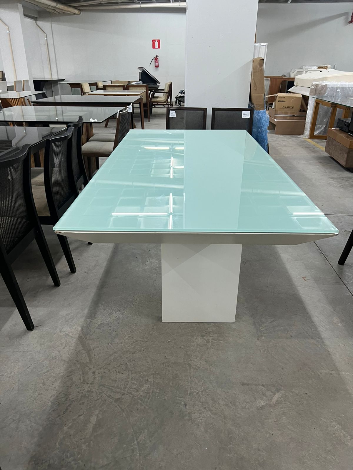 Mesa em laca branca com tampo de vidro