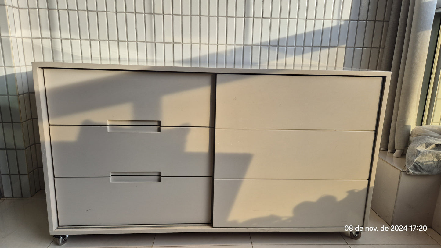 Buffet baixo duplo laqueado 140cmx65cm com porta de correr e 3 gavetas