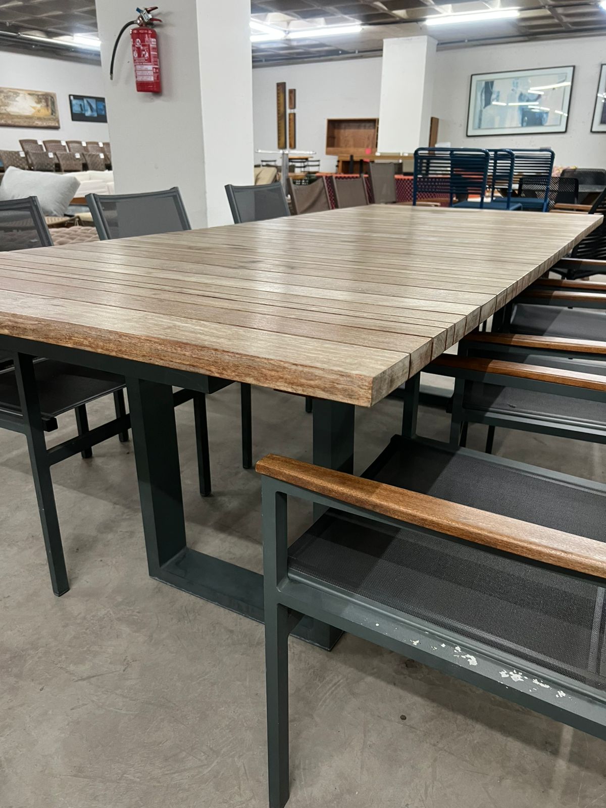 Mesa Farah com tampo de madeira cumaru + 6 cadeiras aquarela do Brasil alumínio e madeira cumaru MAC