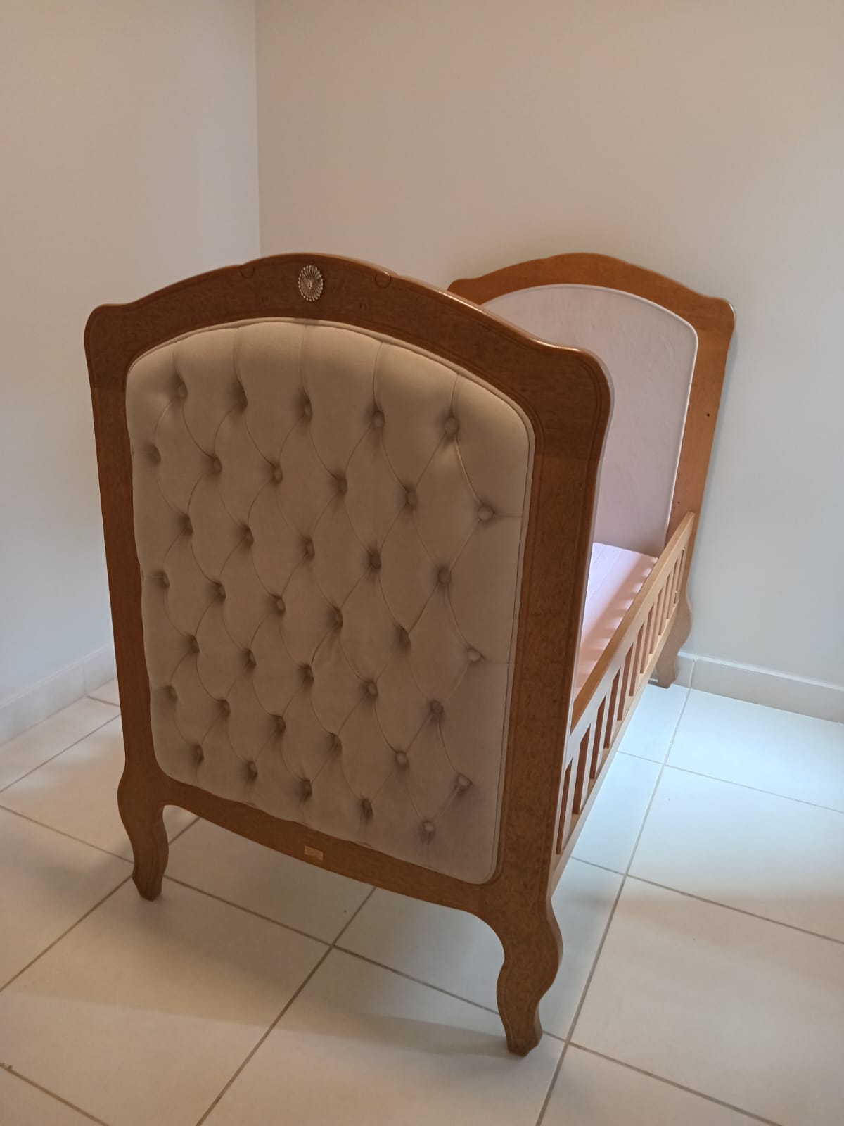 BERÇO/CAMA CAPITONE MAJESTIC PROVENÇAL - CARVALHO HANOV ACOMPANHA COLCHÃO