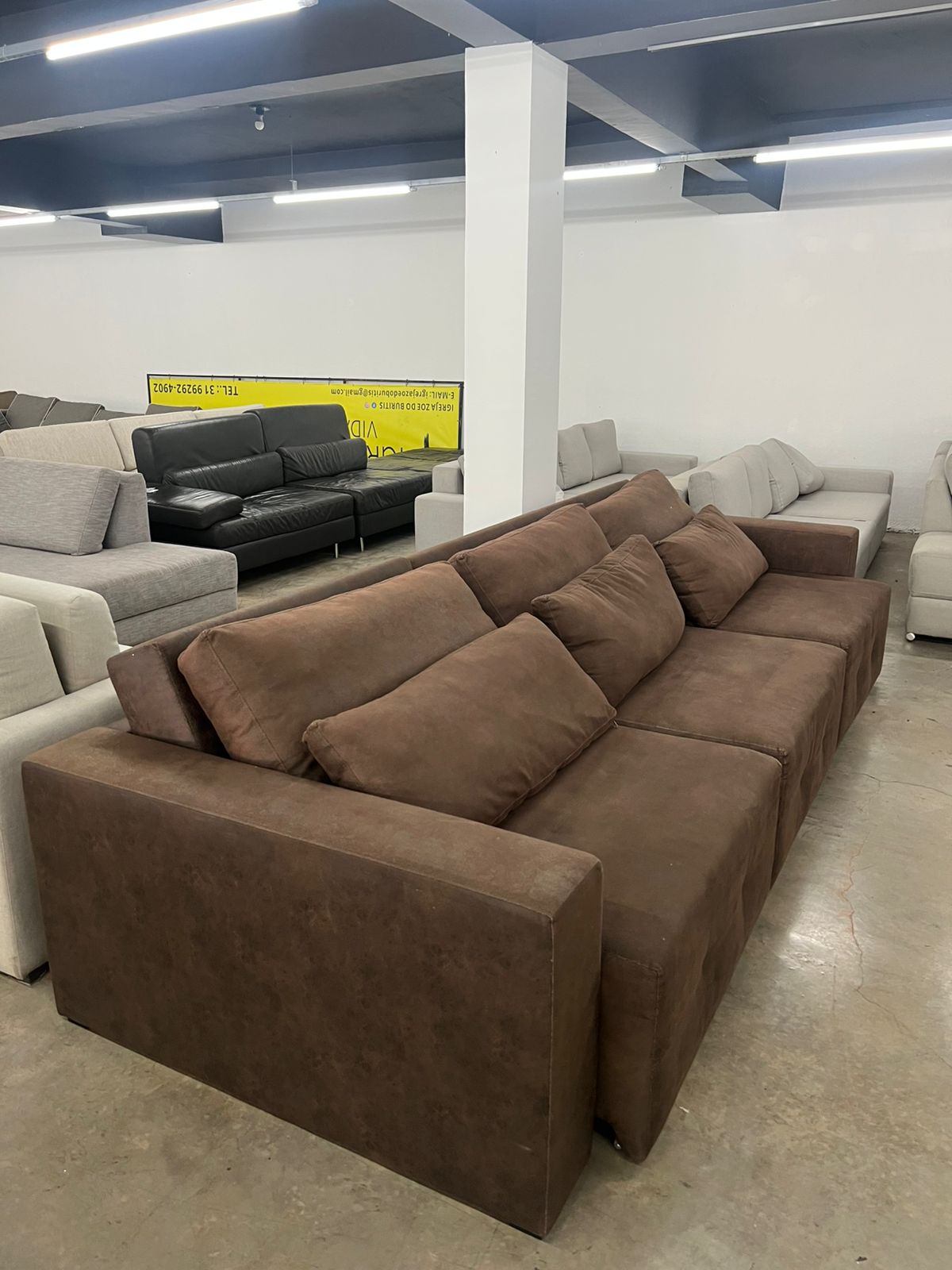 Sofa reclinável de três módulos courino marrom