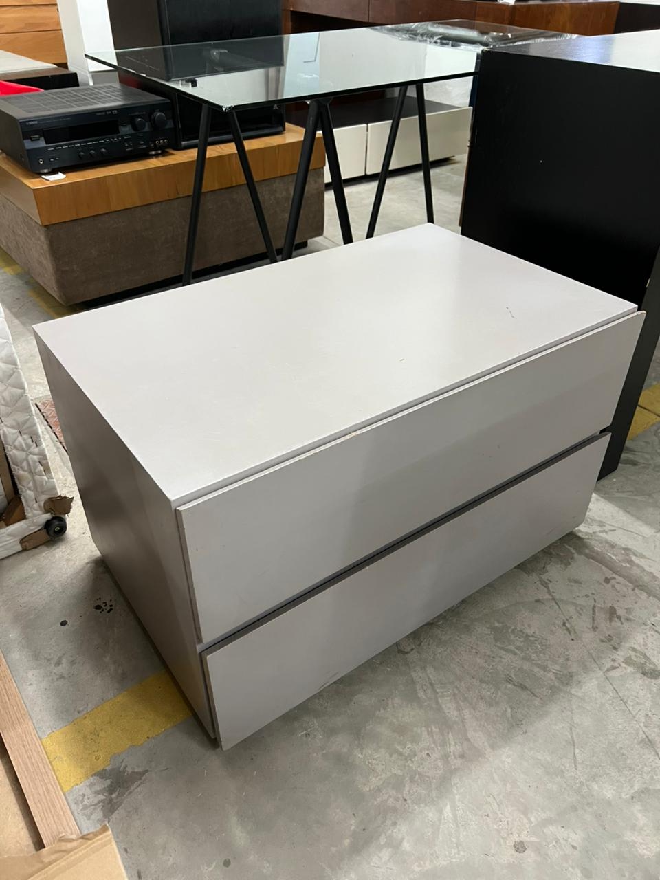 Mesa de cabeceira com duas gavetas cinza