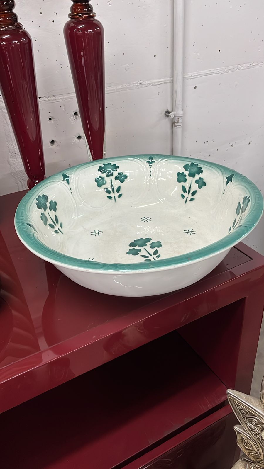 Conjunto de bacia e jarra em porcelana branca, detalhes em verde e alto relevo