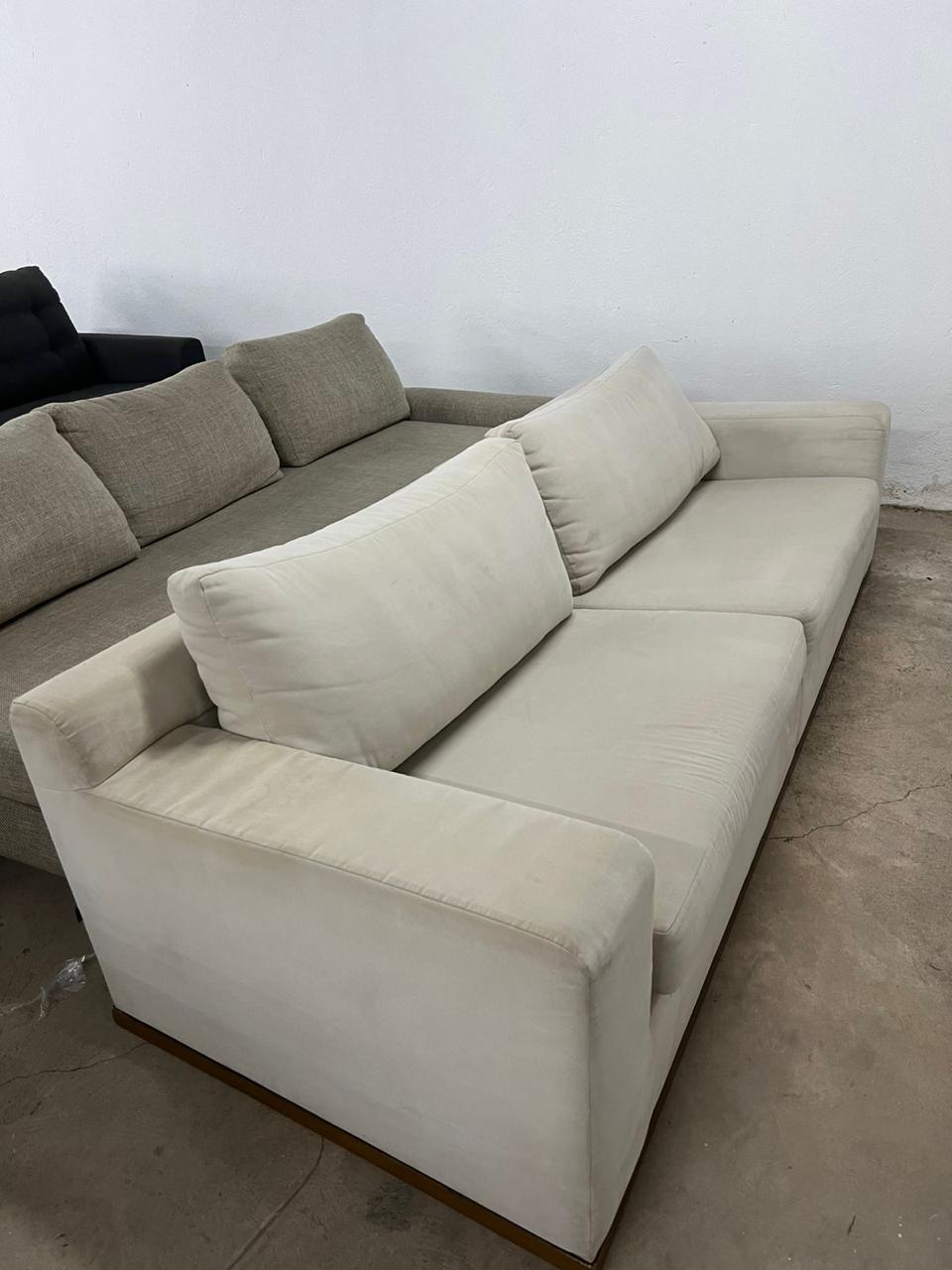 Sofá de 4 lugares em suede off white