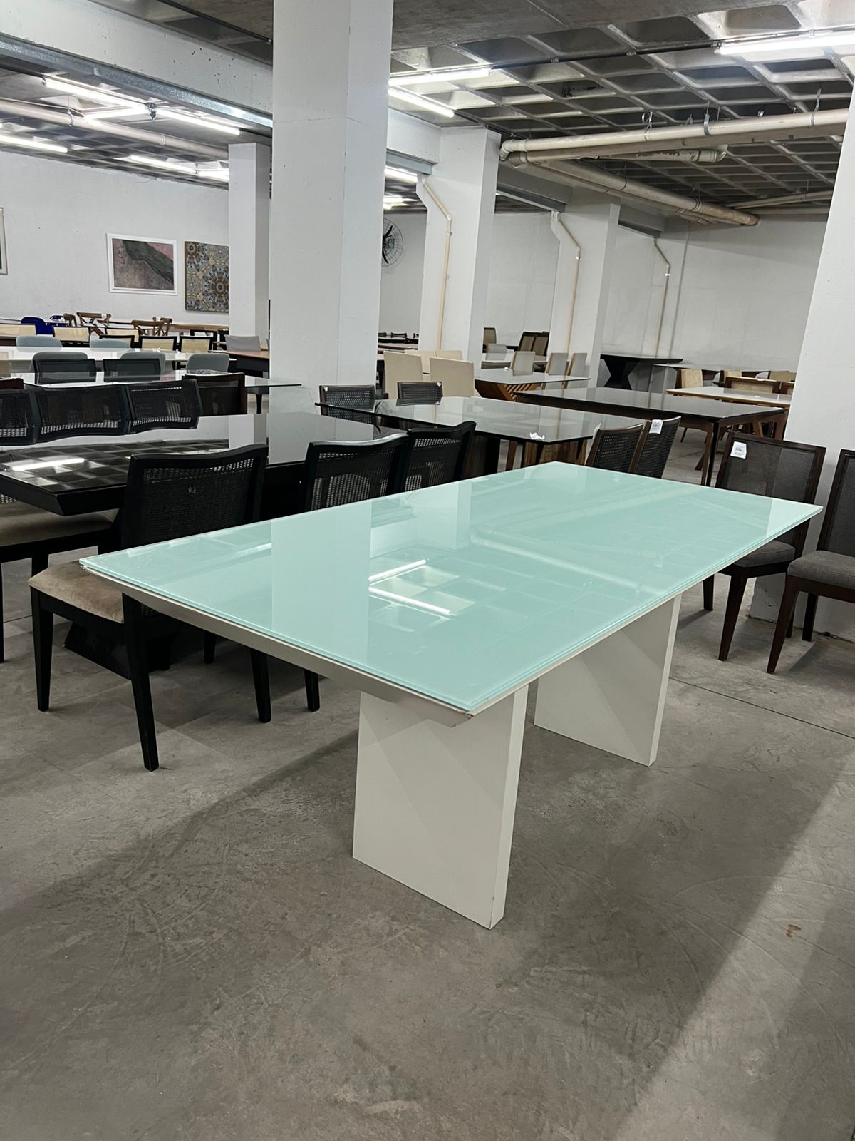 Mesa em laca branca com tampo de vidro