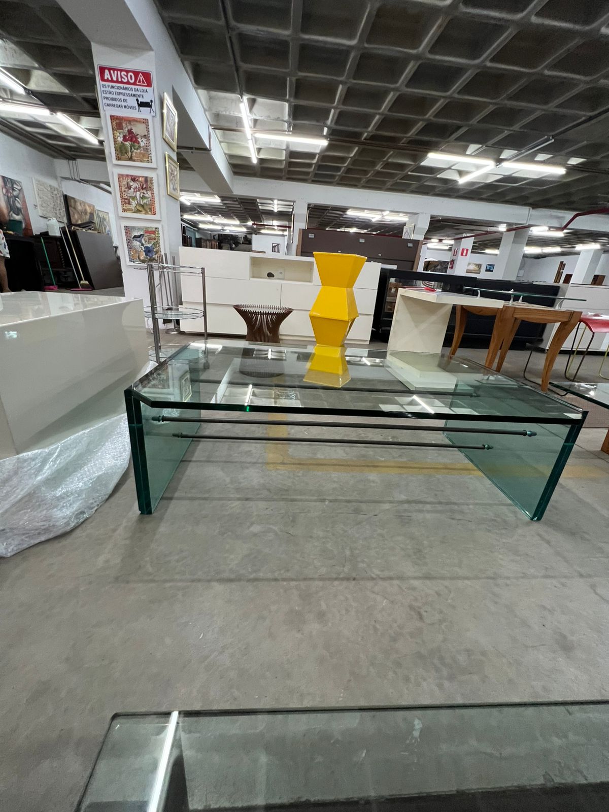 Mesa de centro em vidro e inox