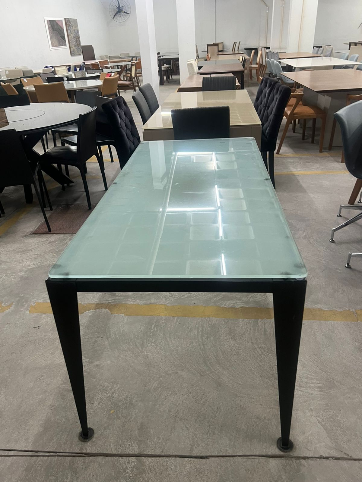 Mesa de escritório com base de ferro e tampo de vidro