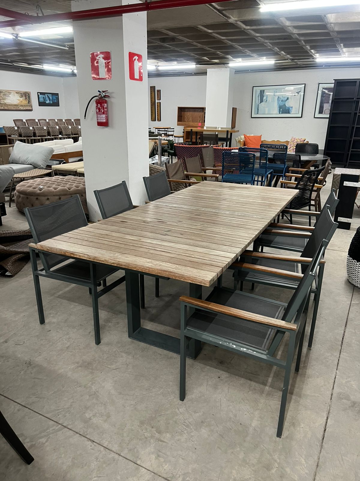 Mesa Farah com tampo de madeira cumaru + 6 cadeiras aquarela do Brasil alumínio e madeira cumaru MAC