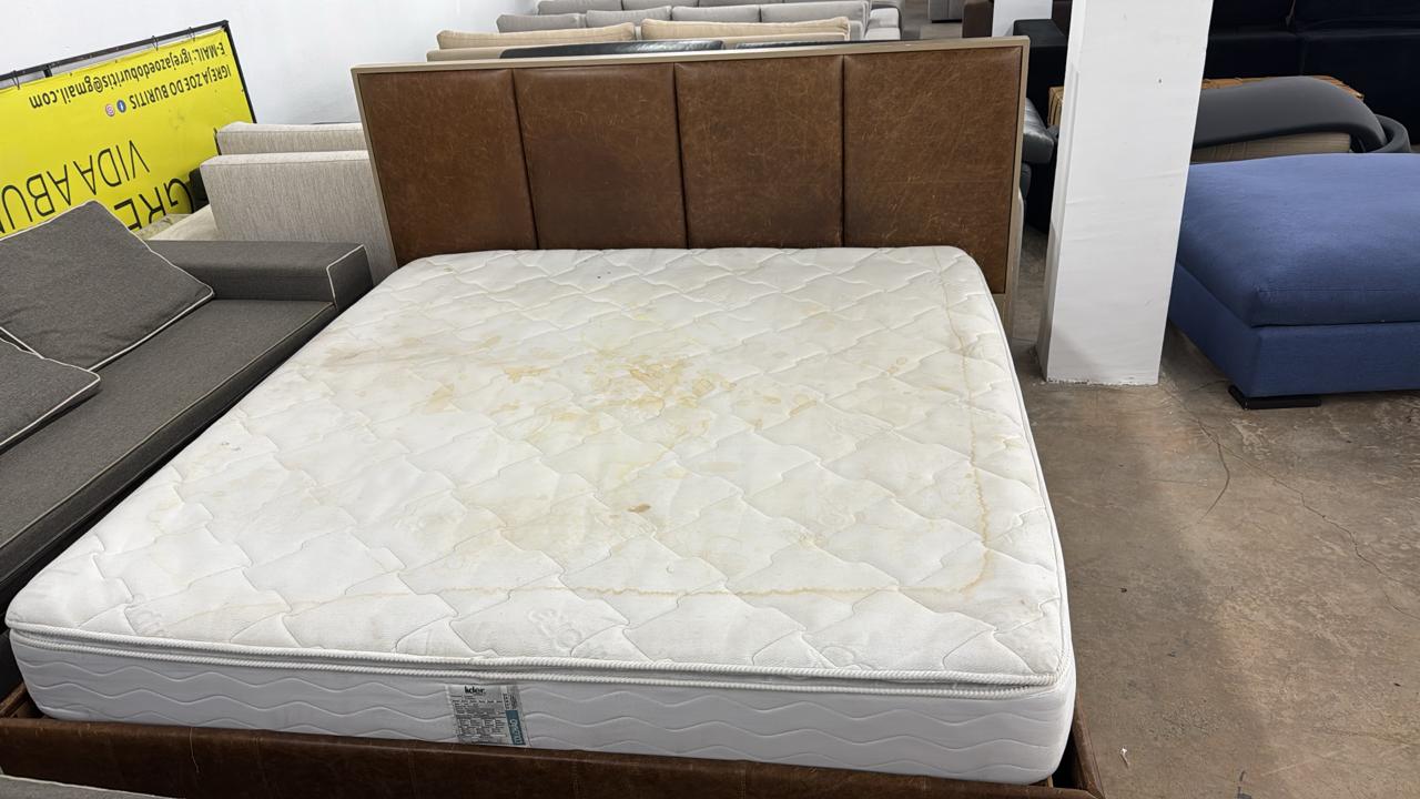 Cama com cabeceira e base em couro Líder + colchão