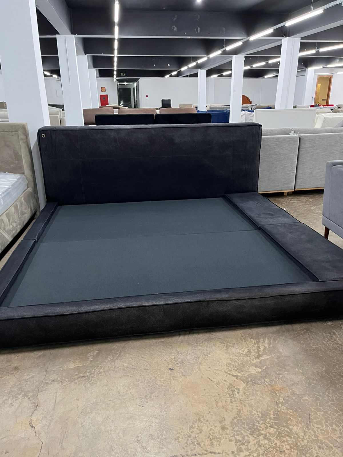 Cama feita sob encomenda, marca Emporio Bro em lona azul marinho. (estrutura sem o colchão)