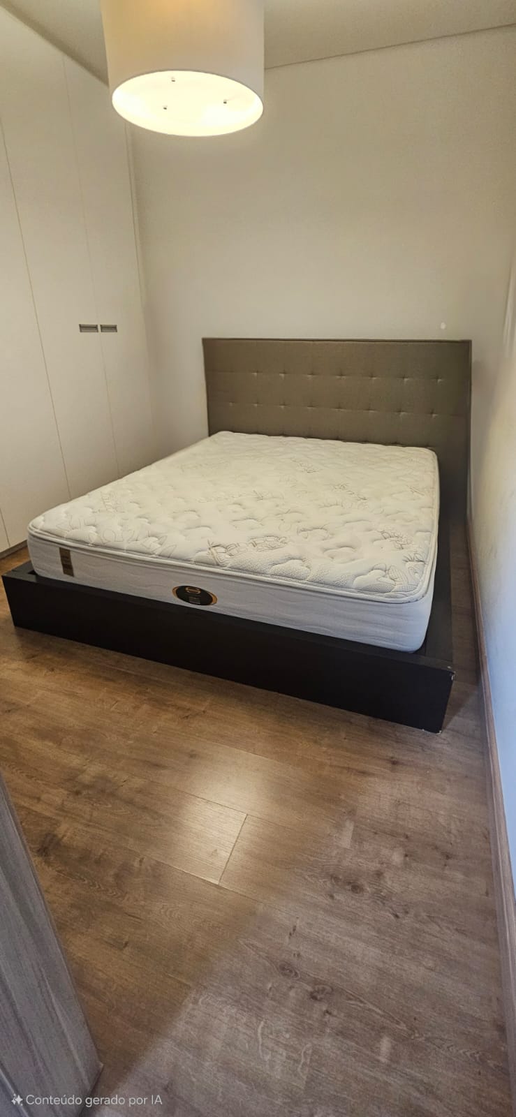 Cama Queen Prima Linea de madeira maciça com cabeceira e colchão Simons