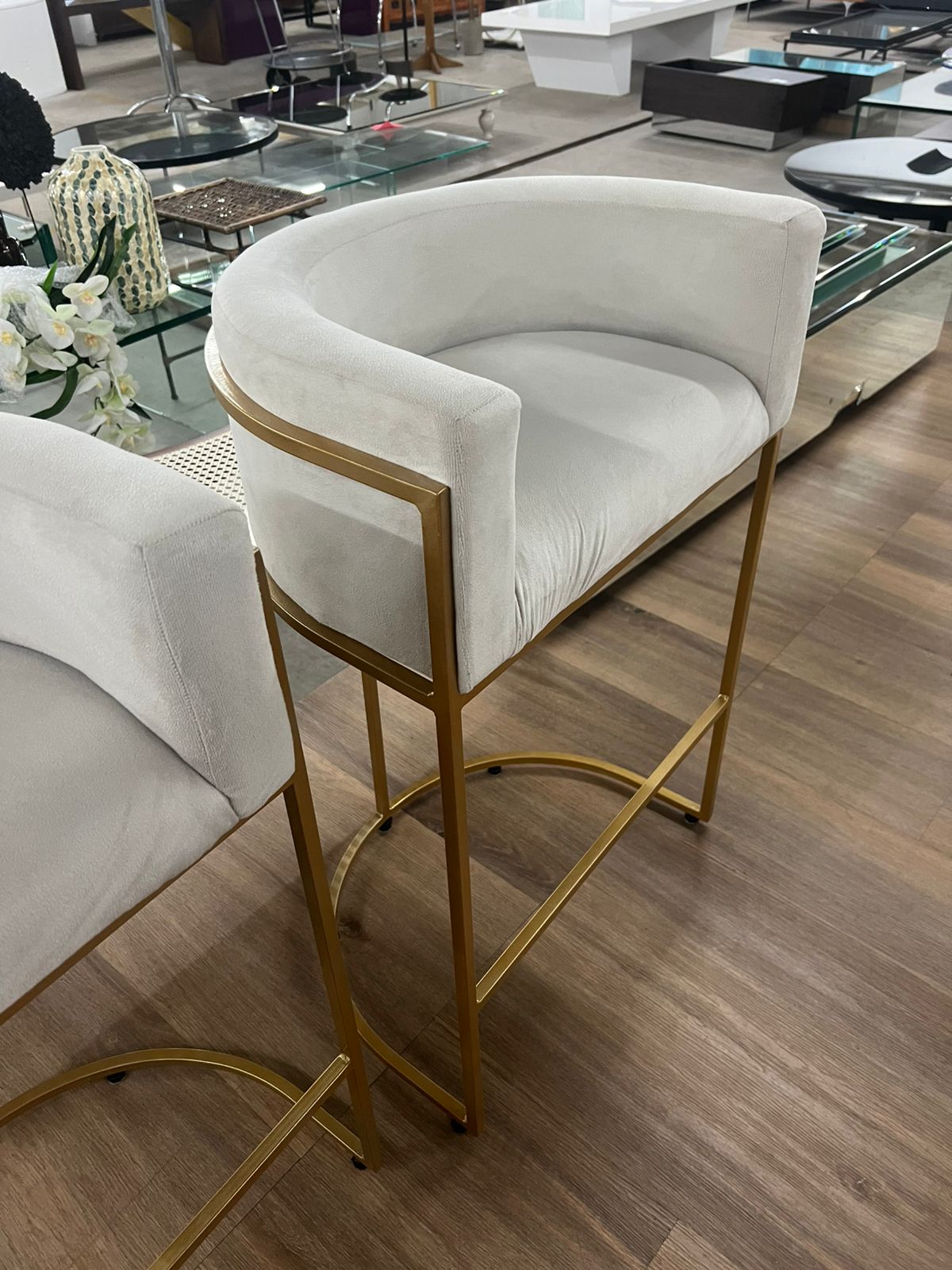 Banquetas altas em suwde off white com base em metal dourado