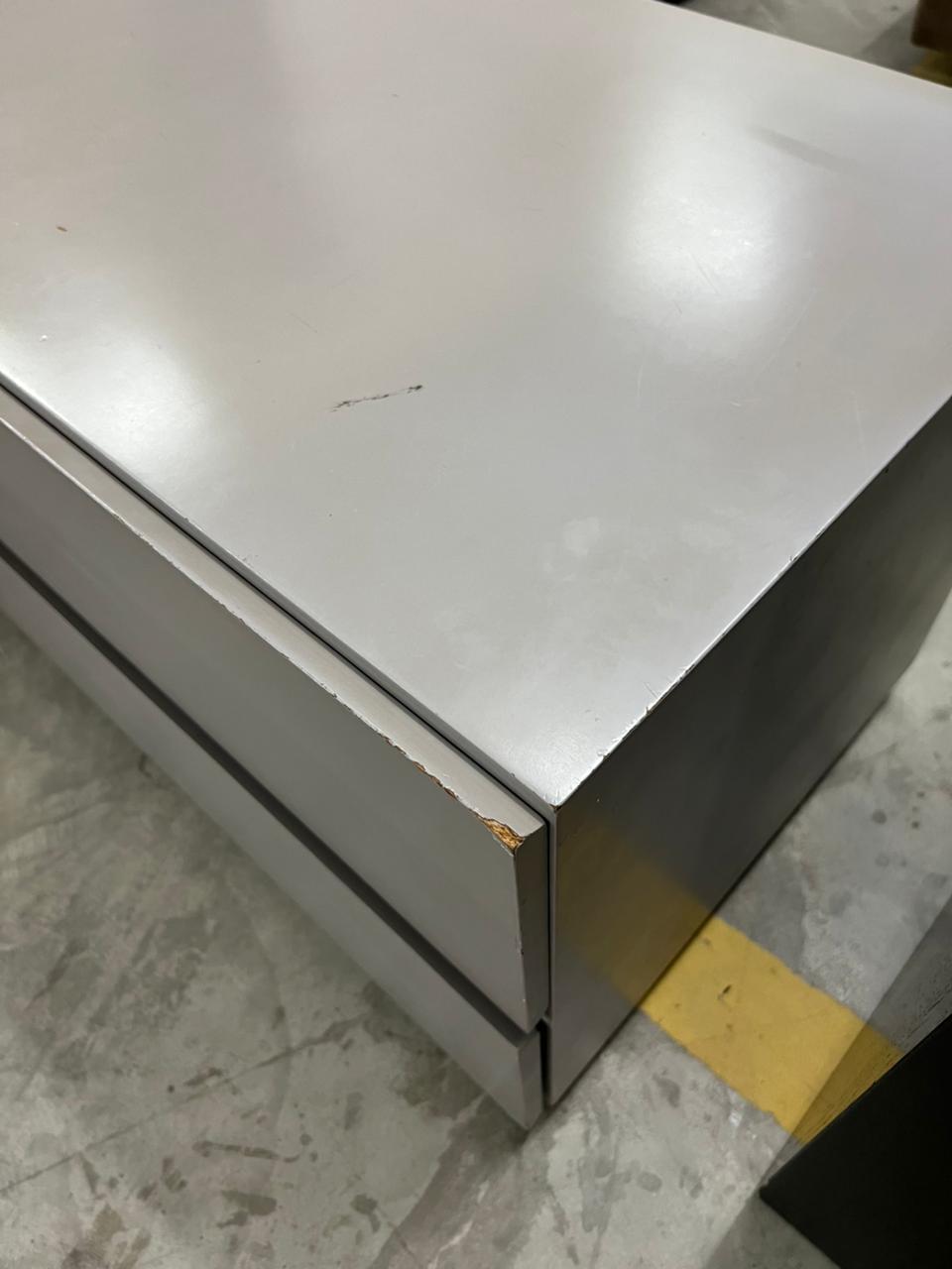 Mesa de cabeceira com duas gavetas cinza