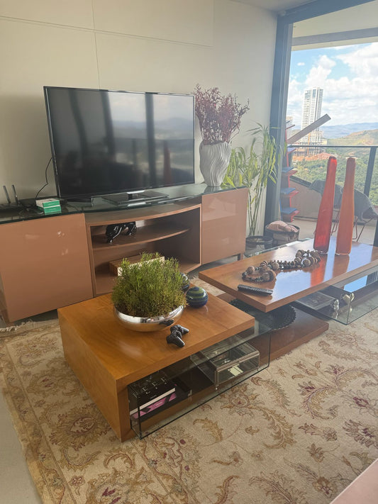Mesa de centro em madeira com nichos de vidro