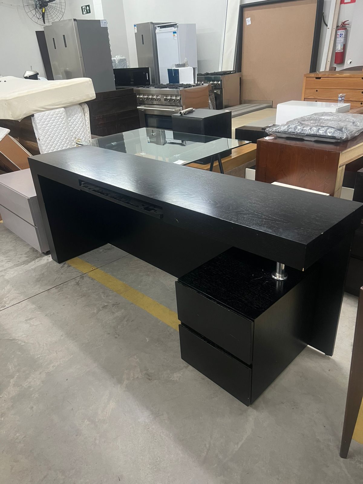 Mesa/ bancada para computador em madeira mdf , 2 gavetas e aparador de teclado