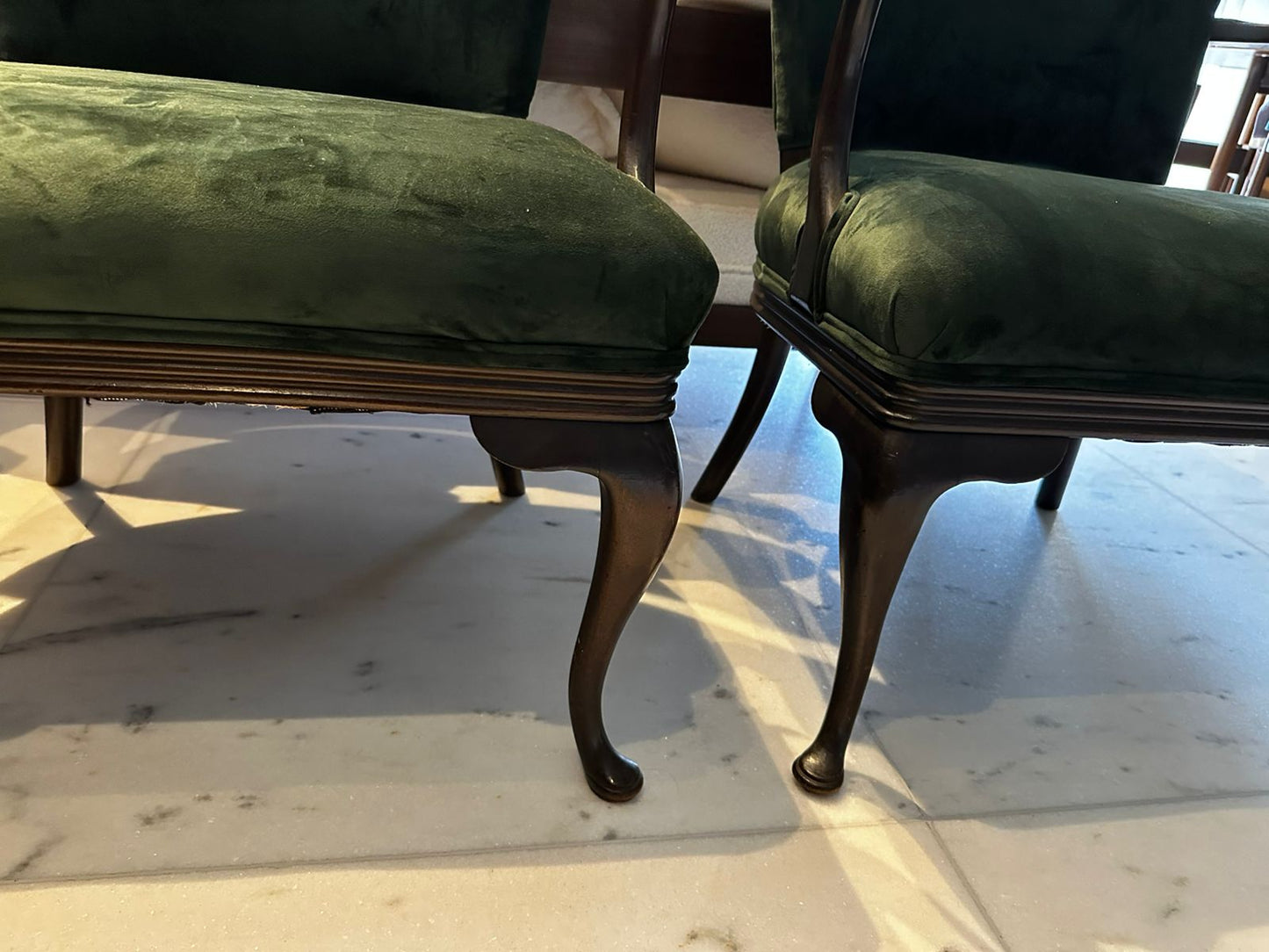 Poltrona de madeira com estofado em veludo verde