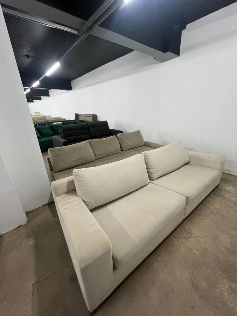 Sofá de 4 lugares em suede off white