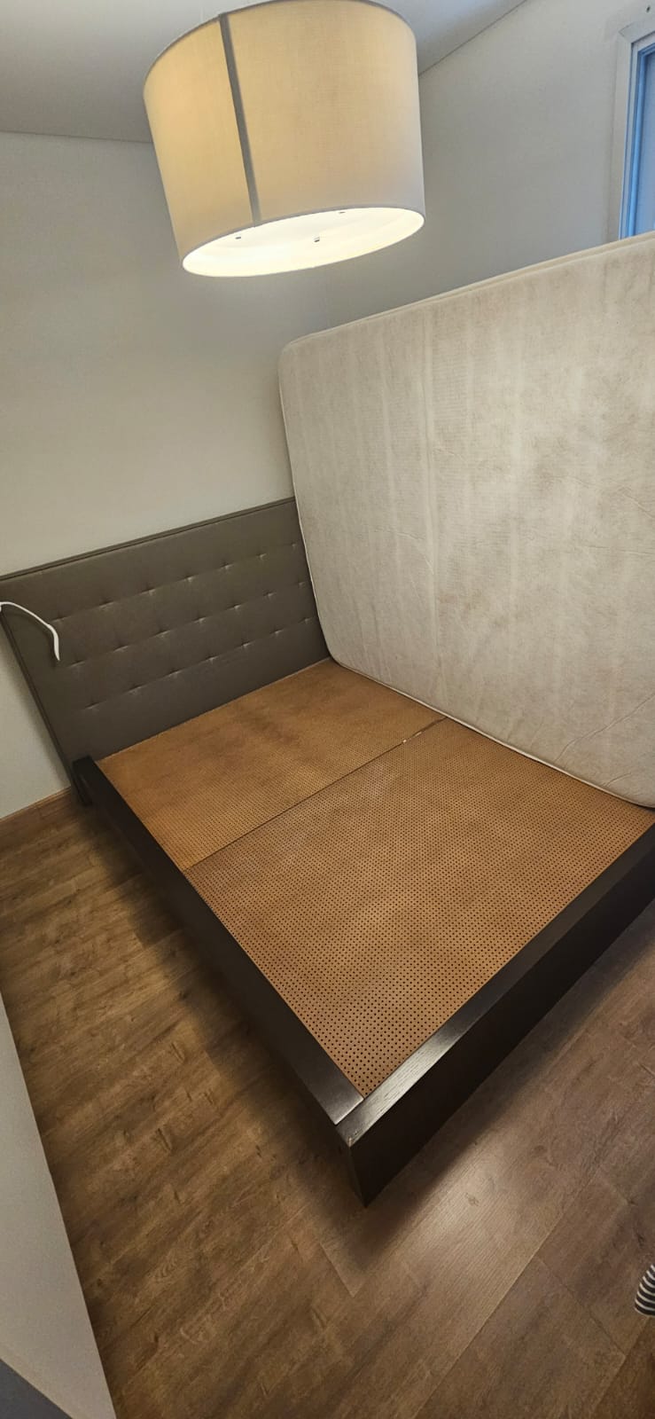 Cama Queen Prima Linea de madeira maciça com cabeceira e colchão Simons