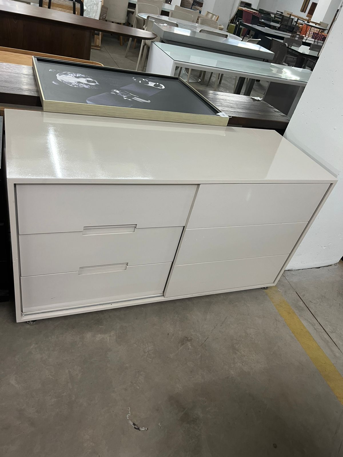 Buffet baixo duplo laqueado 140cmx65cm com porta de correr e 3 gavetas