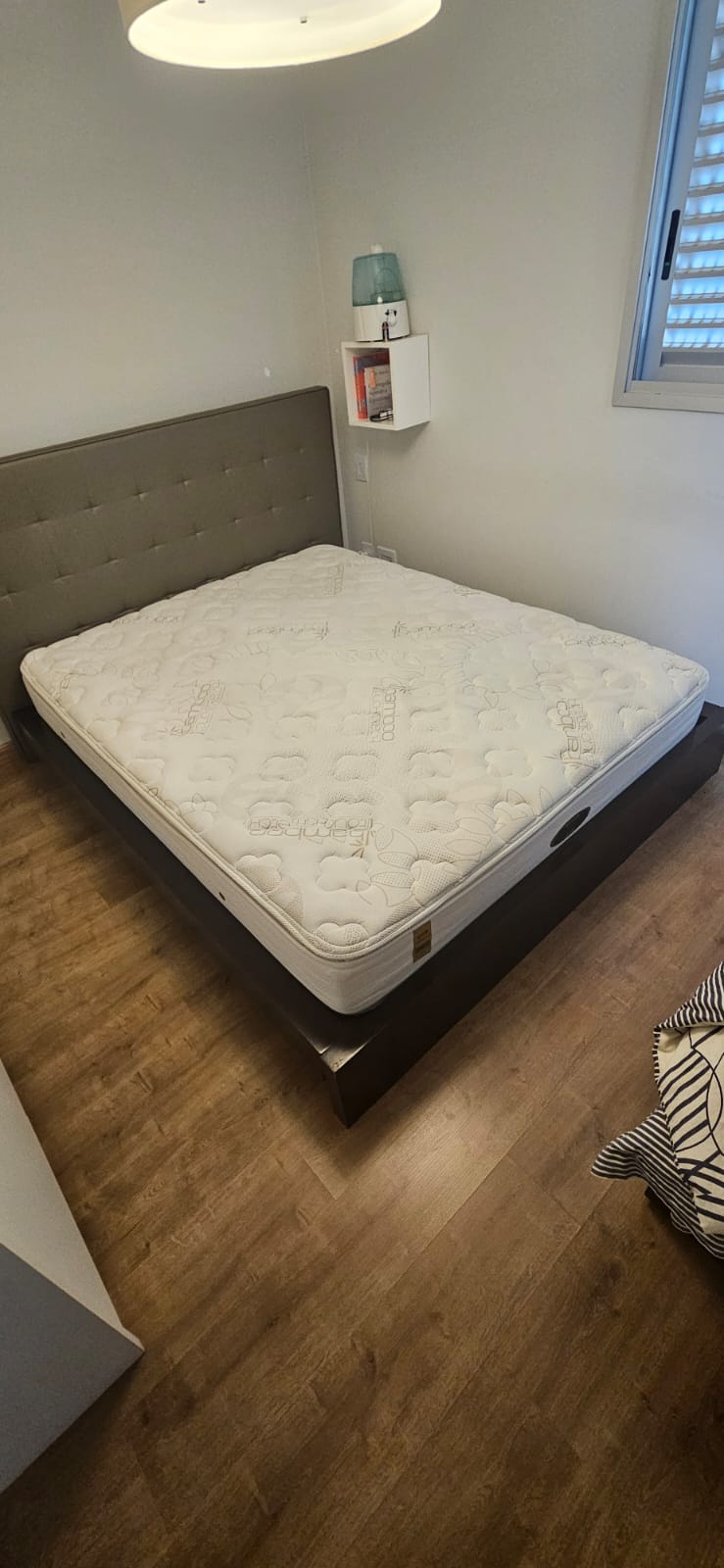 Cama Queen Prima Linea de madeira maciça com cabeceira e colchão Simons