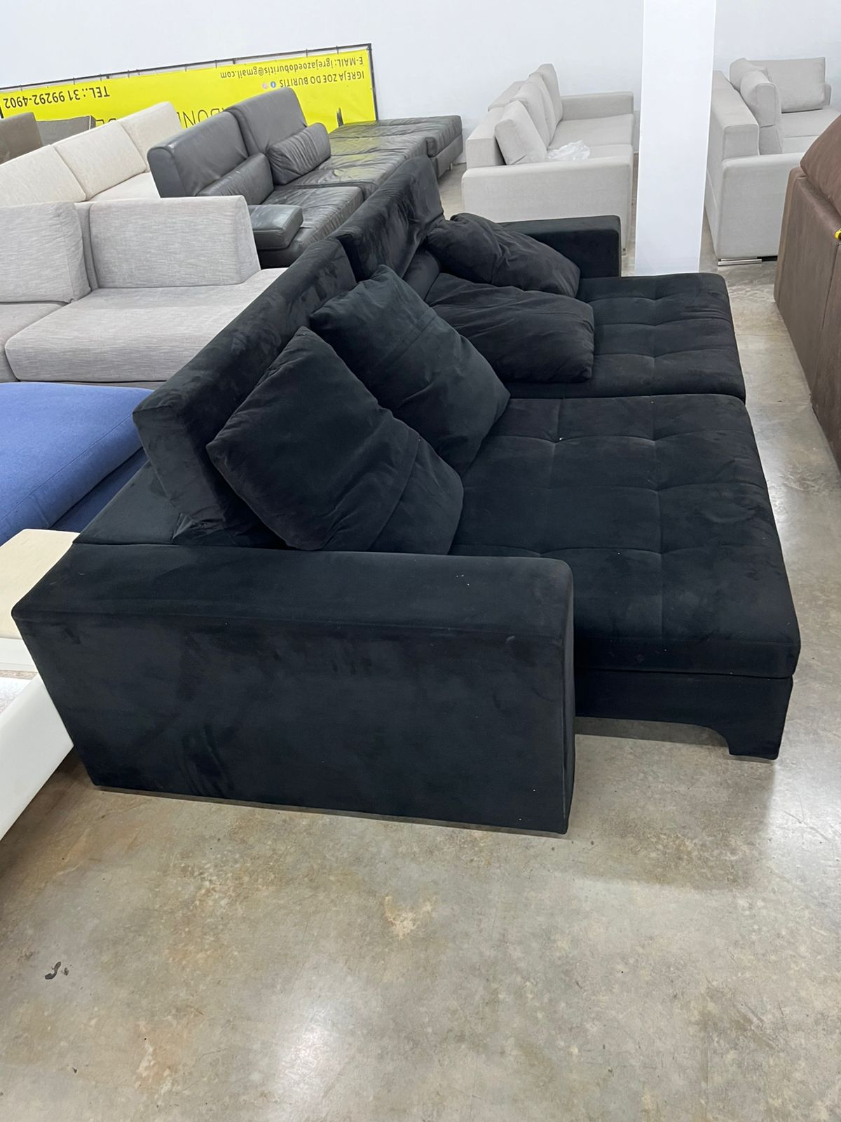 Sofá retrátil em veludo preto Capobiango