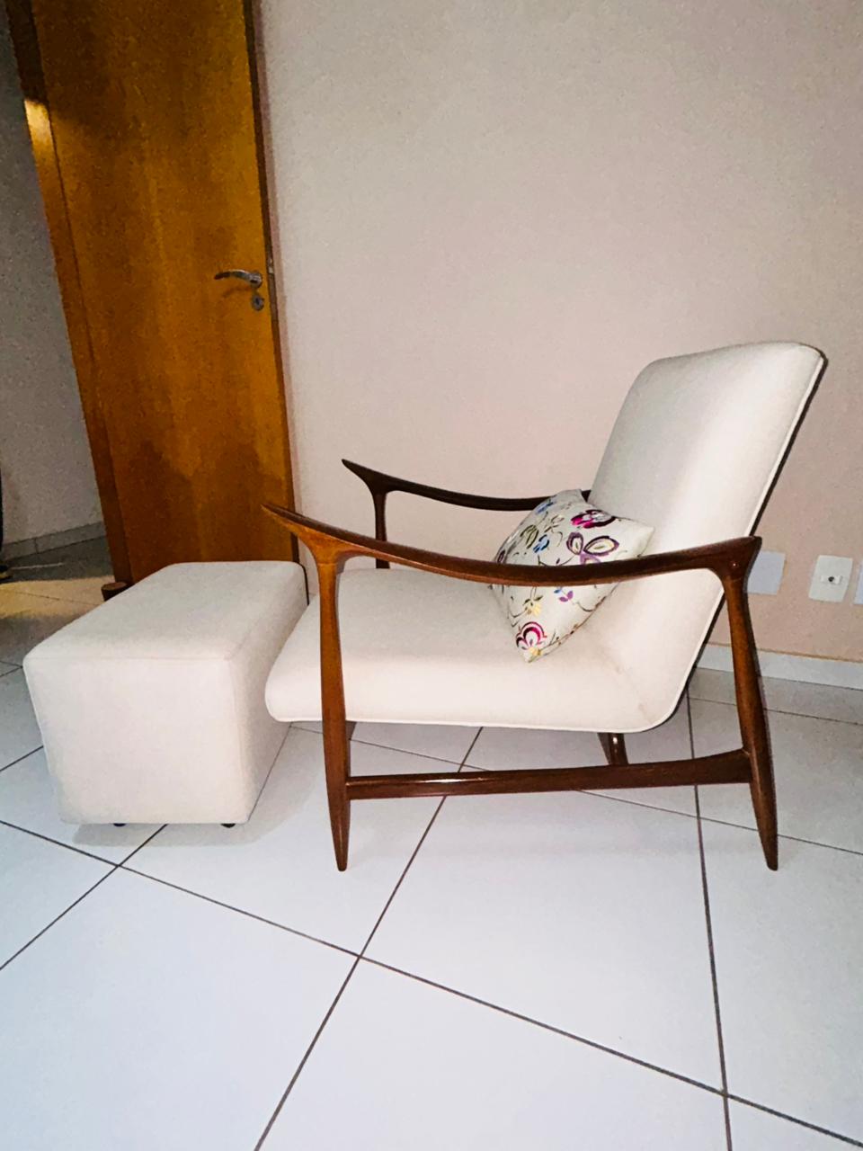 Poltrona jangada e puff estofados em tecido off white Micheliny Martins