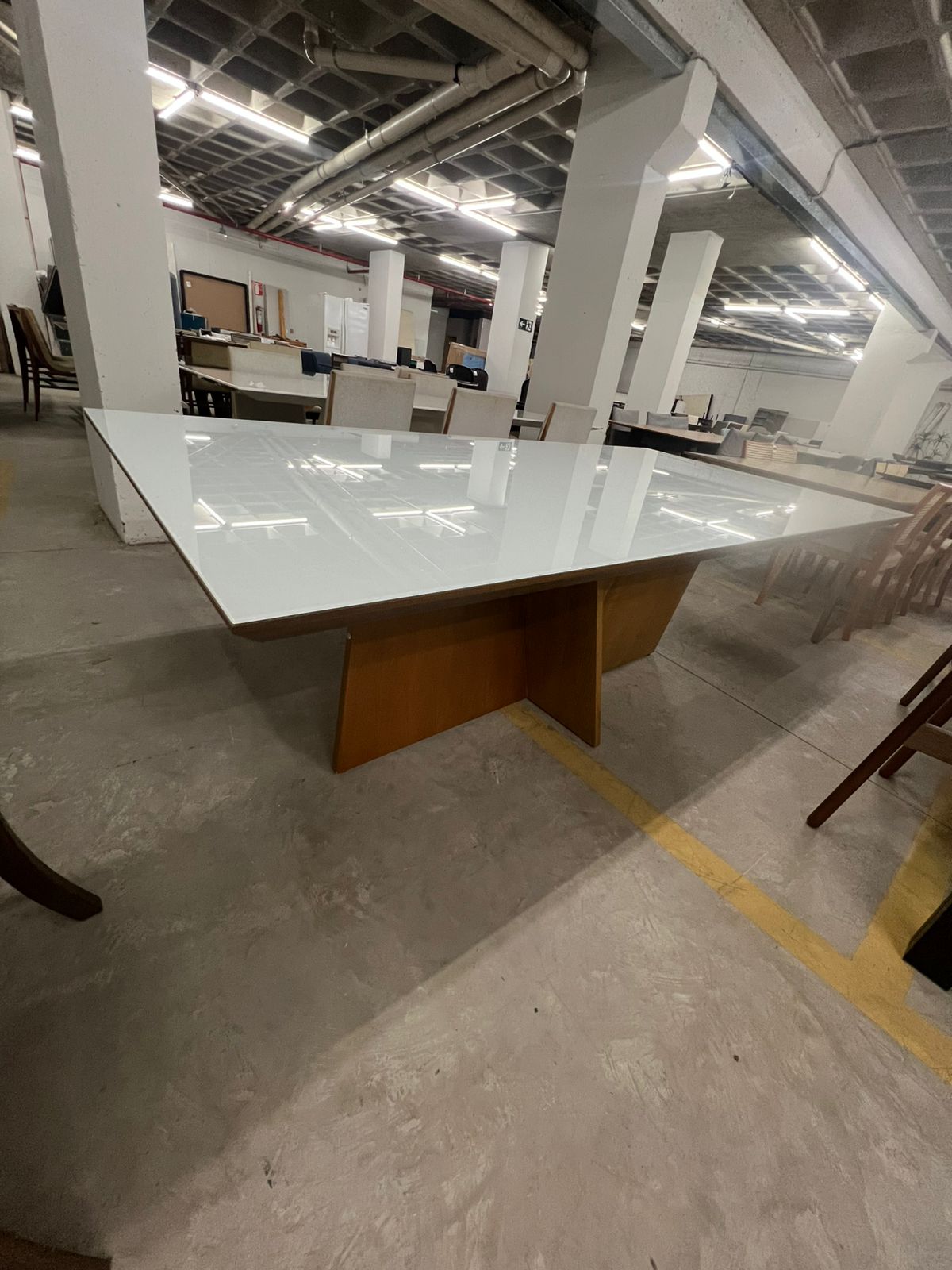 Mesa para oito lugares, base de madeira e tampo revestido com vidro laqueado Snug House