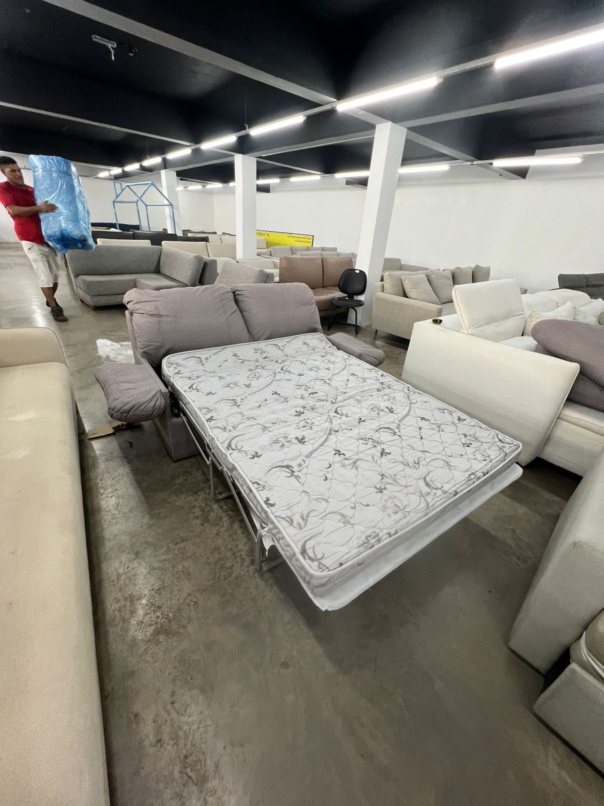 Sofá cama Cinza 2 lugares com cama de casal embutida