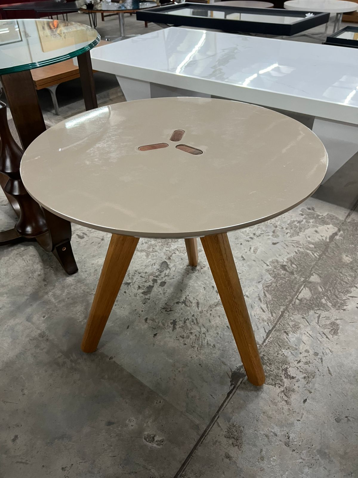 Mesa lateral redonda com pés de madeira