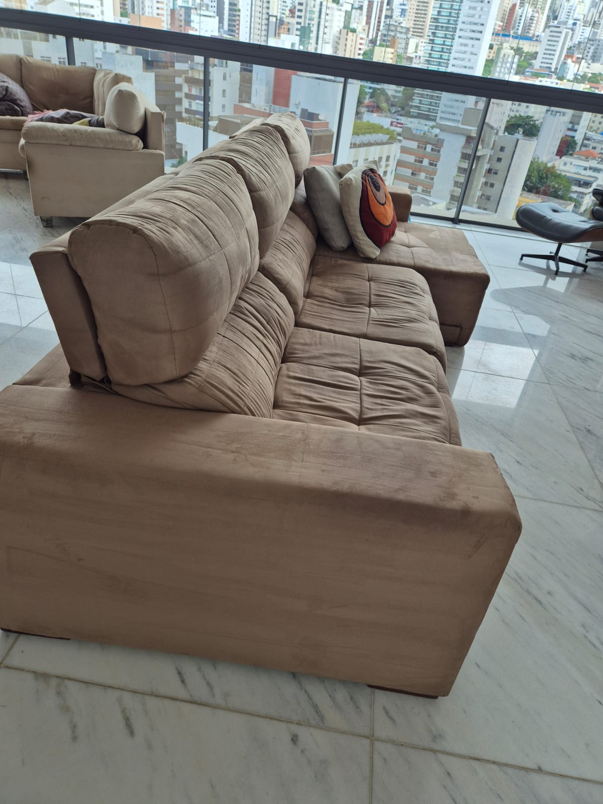 Sofá retrátil e modular marrom em suede