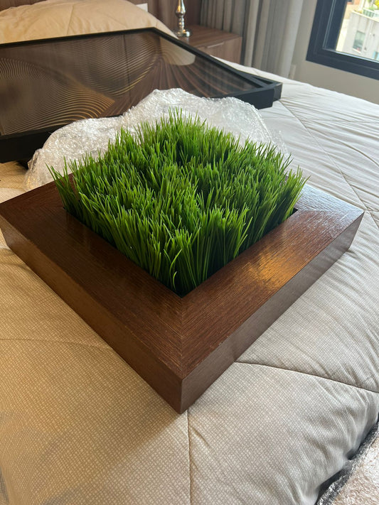 Centro de mesa com grama artificial