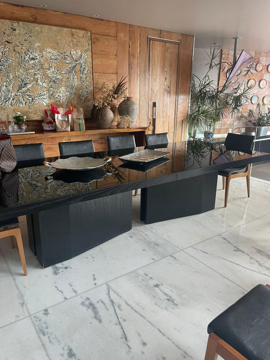 Mesa ebanizada com vidro laqueado preto