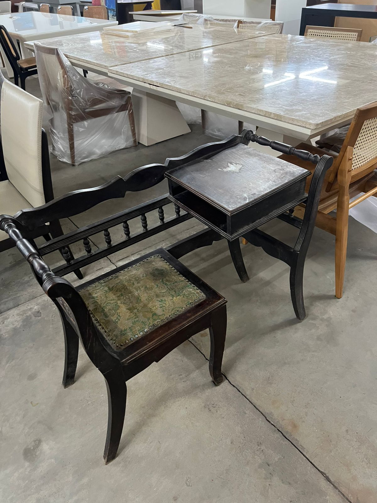 Mesa com cadeira para telefone material em madeira e estofada com pano