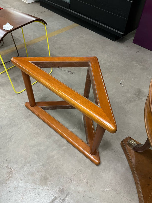 Mesa de canto triangular em madeira, acabamento em mogno, 2 vidros lisos e transparentes no topo e na base