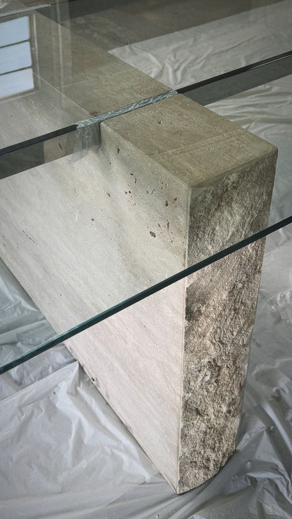 Mesa com tampo em vidro incolor de 10mm temperado com haste inox e os pés em travertino romano