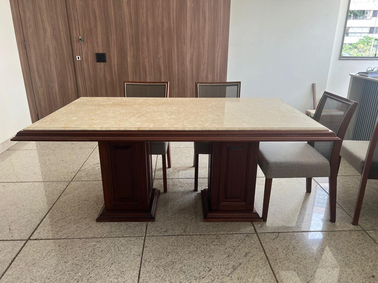 Mesa de madeira com tampo de mármore