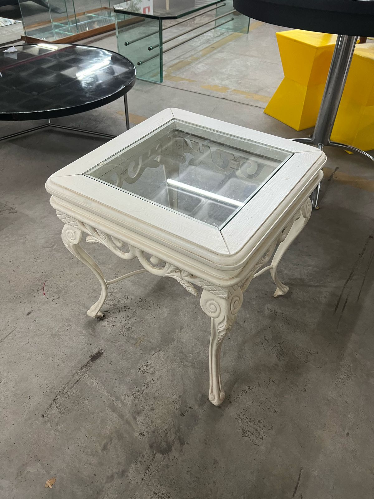 Mesa lateral branca com tampo de vidro