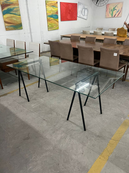 Mesa com tampo de vidro e pés de cavalete (38%)
