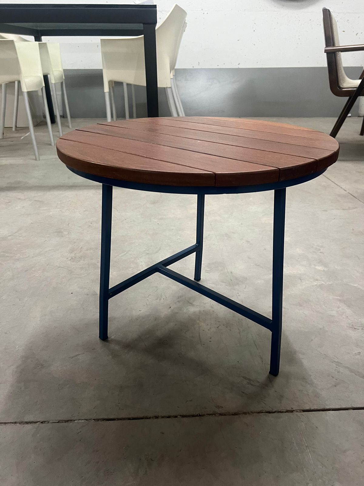Mesa lateral Air com pés azul
