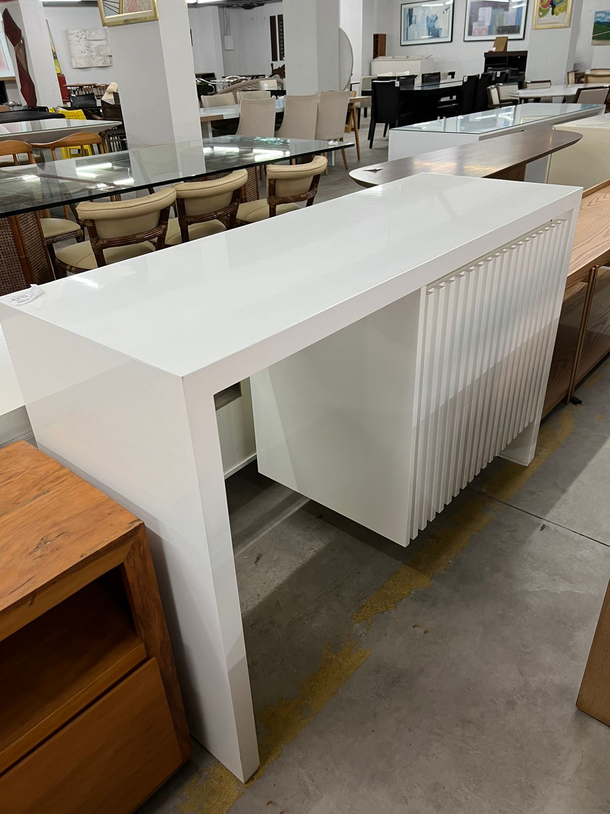 Aparador branco com espaço para frigobar