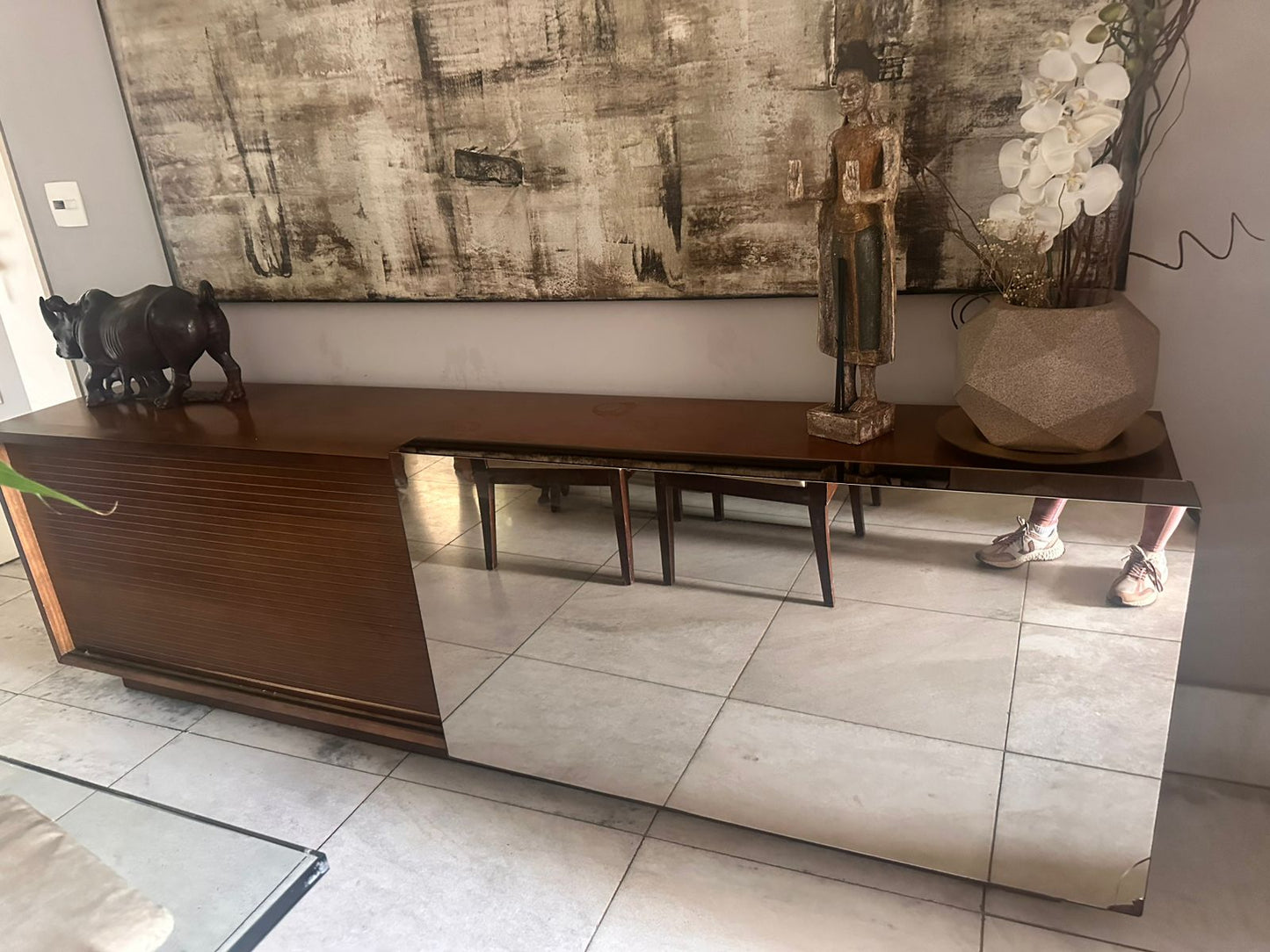 Buffet de madeira com porta espelhada
