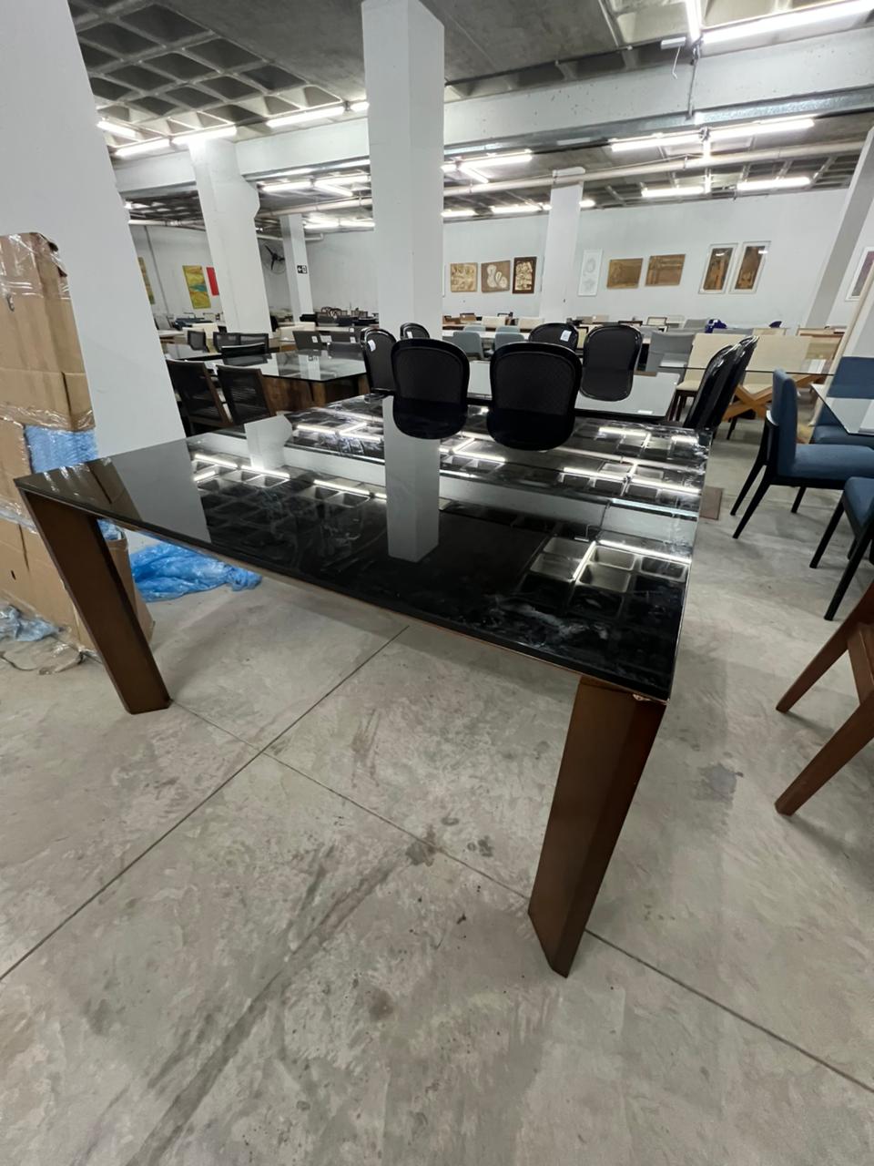Mesa quadrada com vidro laqueado preto