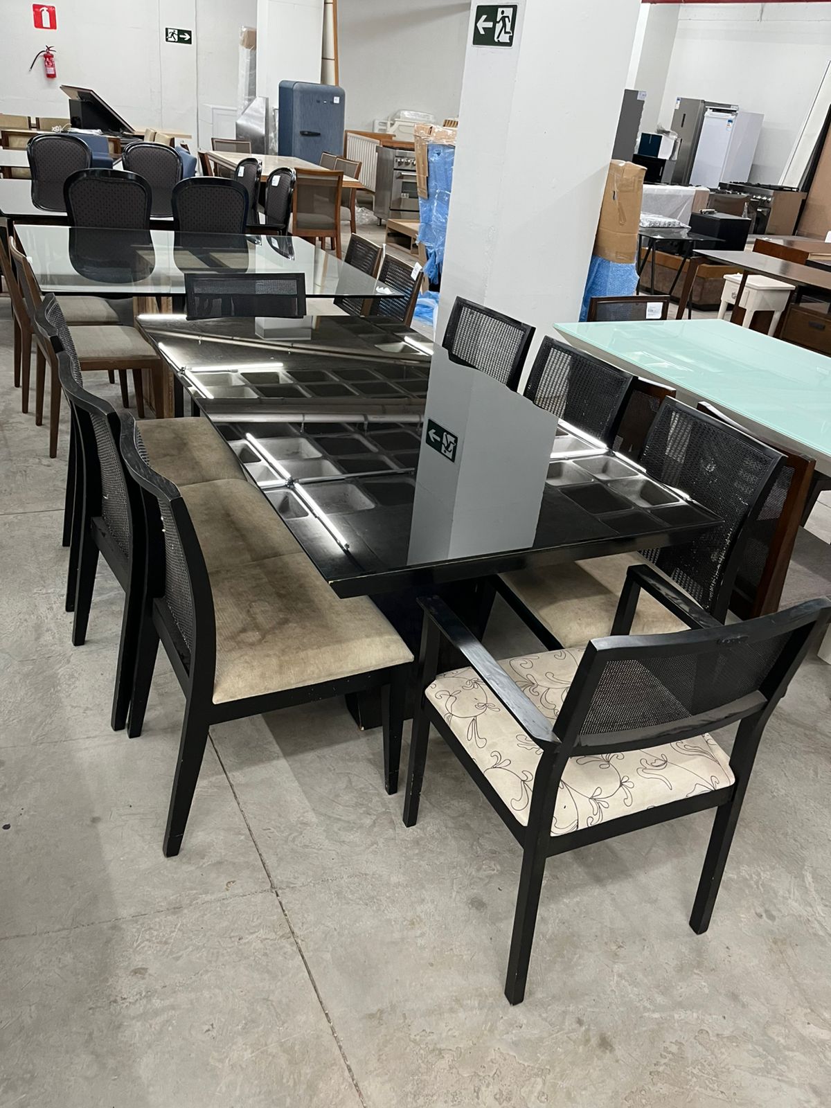 Mesa de jantar preta com tampo de vidro