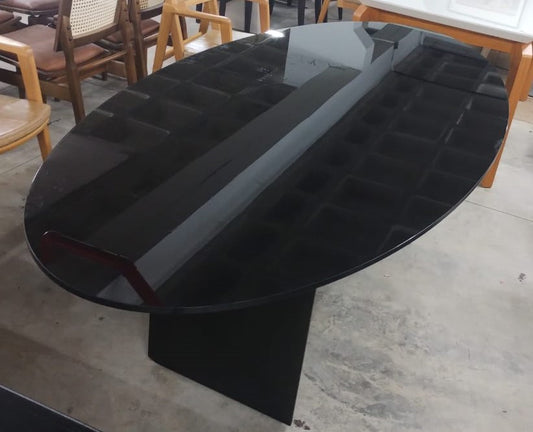 Mesa oval com vidro preto