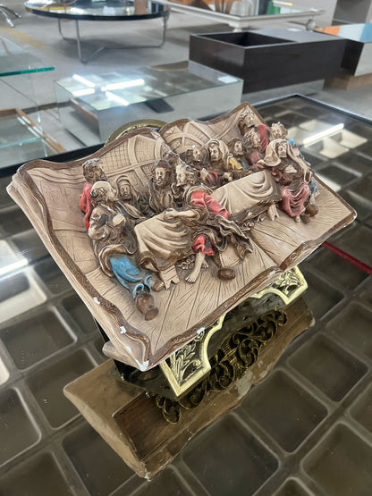 Porta bíblia em aço para apoio a "Biblia" com Santa em ceia em gesso