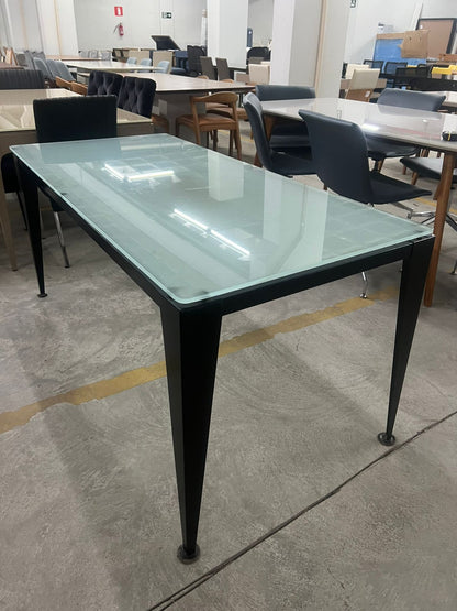 Mesa de escritório com base de ferro e tampo de vidro