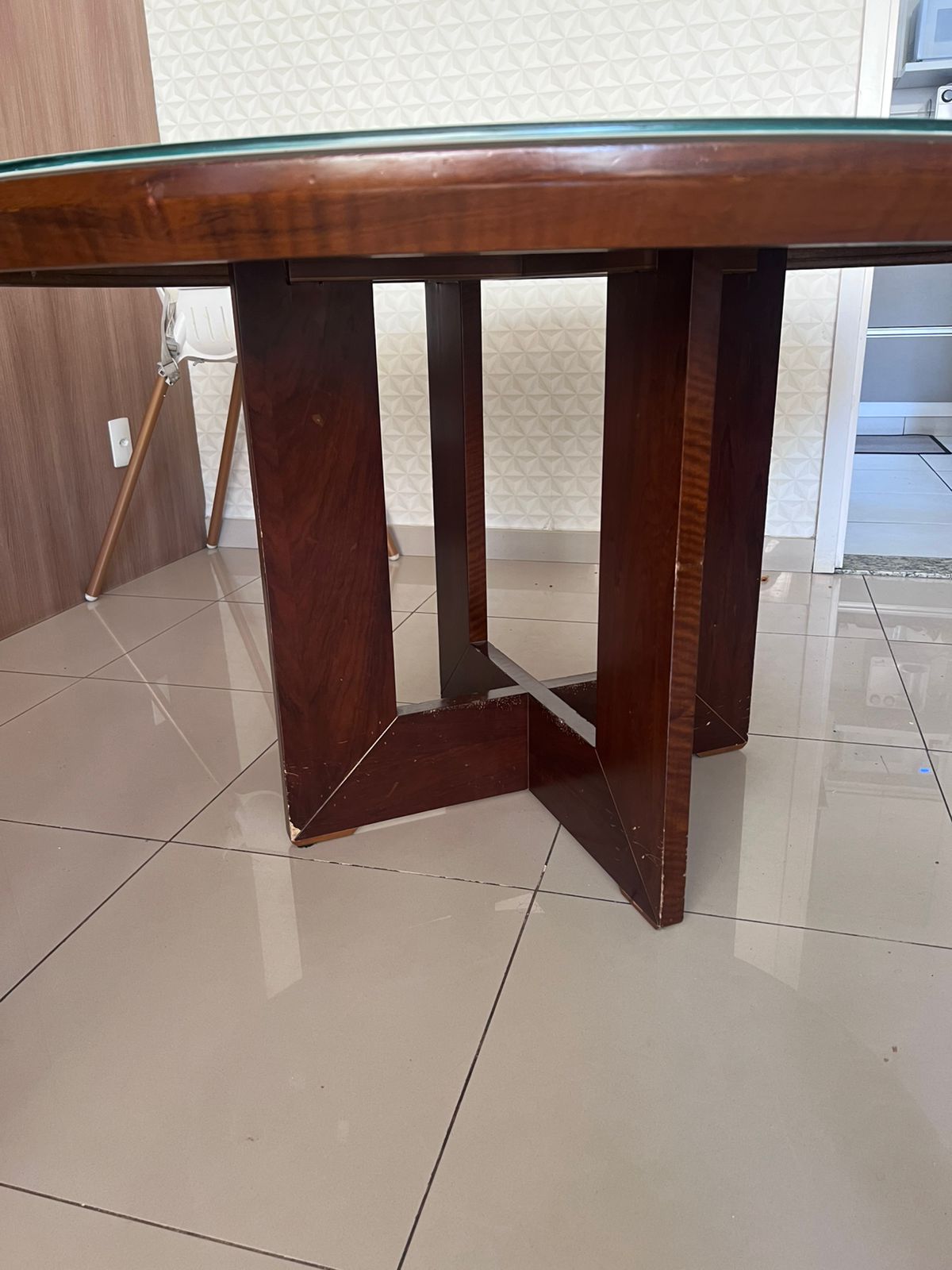 Mesa redonda de madeira com tampo de vidro laqueado