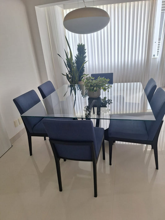 Mesa com pés ebanizados quadrada com tampo.de vidro