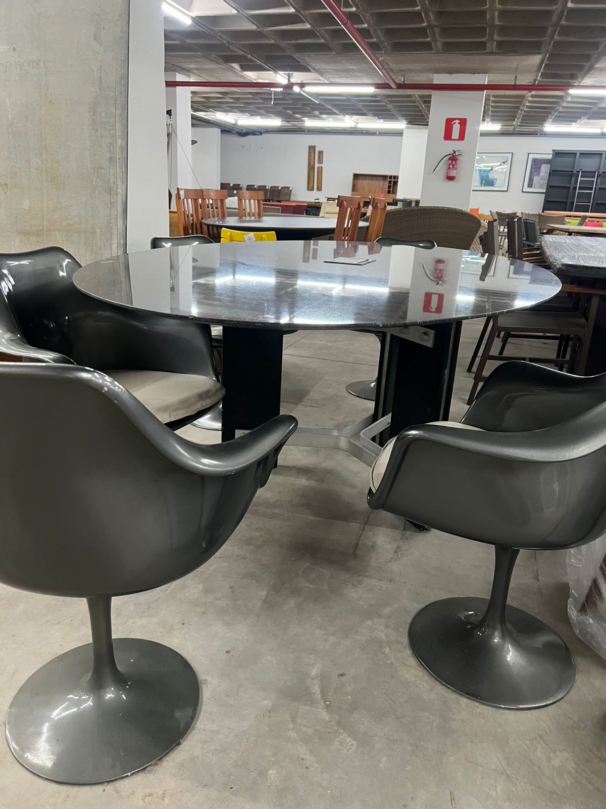 Mesa com tampo de mármore para escritório